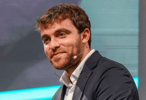 "Fabrizio Romano, फुटबॉल पत्रकार, कैमरे के सामने बोलते हुए"